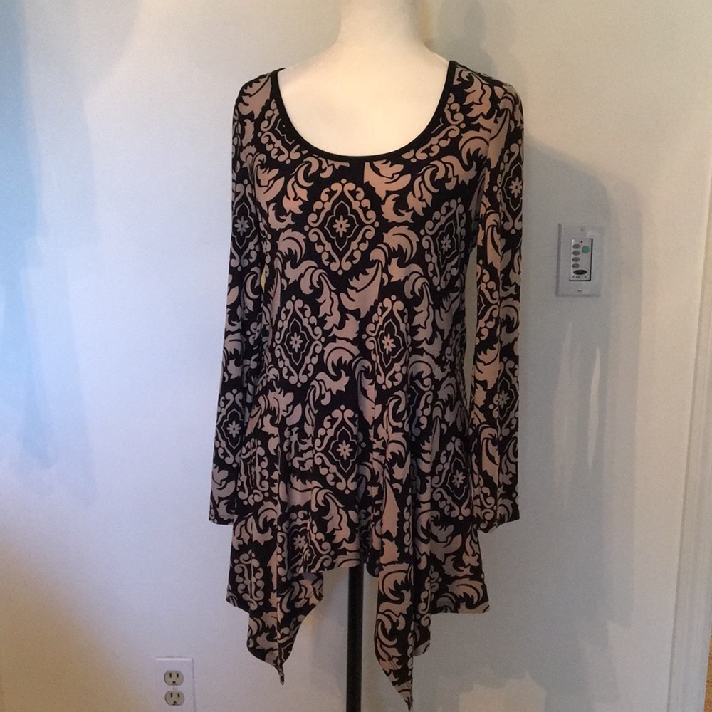 SOLD Really cute black patterned tunic top.